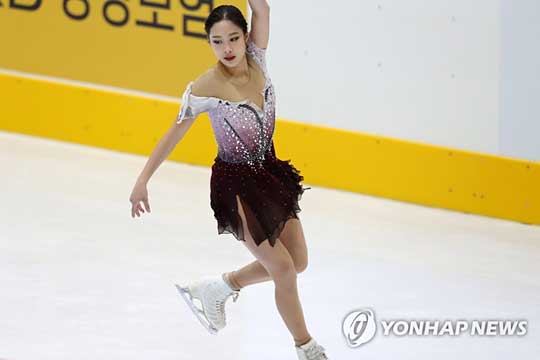 (의정부=연합뉴스) 5일 경기도 의정부실내빙상장에서 열린 ‘2021년 KB금융 전국남녀 피겨스케이팅 회장배 랭킹대회(2022년 베이징 동계올림픽 국가 대표 1차 선발전)’에서 피겨스케이팅 여자 싱글 유영이 프리프로그램 연기를 펼치고 있다. 2021.12.5