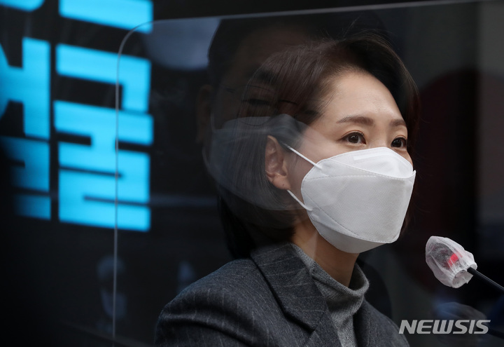 [서울=뉴시스] 국회사진기자단 = 조동연 더불어민주당 신임 공동상임선대위원장이 30일 서울 여의도 중앙당사에서 열린 기자간담회에서 취재진의 질문에 답하고 있다. 2021.11.30.