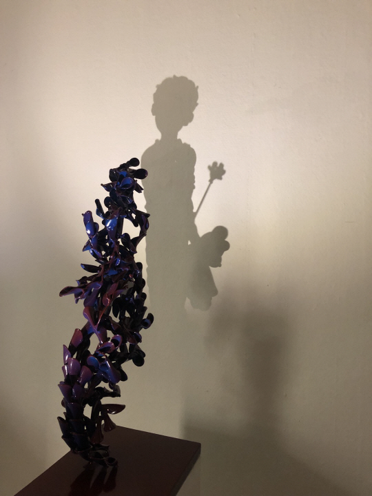 엄익훈, 곰 인형을 든 아이, 철에 우레탄 도장, LED, 20×50×56㎝, 2020