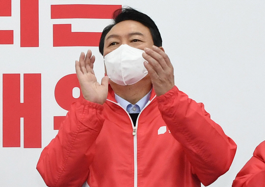 윤석열 국민의힘 대선 후보가 7일 오전 국회에서 열린 중앙선거대책위원회의에서 선대위 이름을 공개한 뒤 박수를 치고 있다.  국회사진기자단