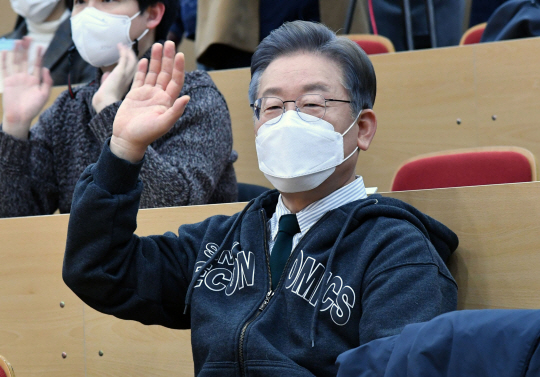 이재명 더불어민주당 대선 후보가 7일 오전 서울 관악구 서울대에서 열린 금융경제세미나 초청강연회에 앞서 인사를 하고 있다.  국회사진기자단
