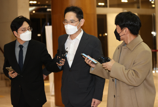 이재용 삼성전자 부회장이 아랍에미리트(UAE) 출장을 위해 6일 오후 서울 김포비즈니스항공센터에 들어서고 있다. 삼성전자는 7일 대표이사 3명을 전격 교체하는 ‘파격 인사’를 단행했다.  연합뉴스