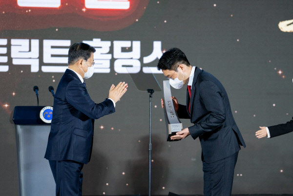 문재인 대통령이 6일 무역의 날 기념식에서 이성호 디스트릭트홀딩스 대표에게 백만불 수출의 탑을 수여하고 있다. 디스트릭트 제공.