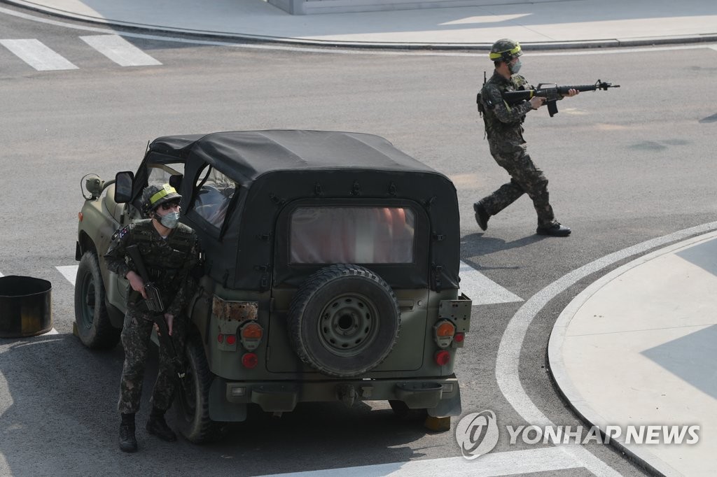 2019년 3월 경기도 남양주시 금곡 과학화예비군훈련장에서 예비군들이 시가지 전투 훈련을 하고 있다. [연합뉴스 자료사진]