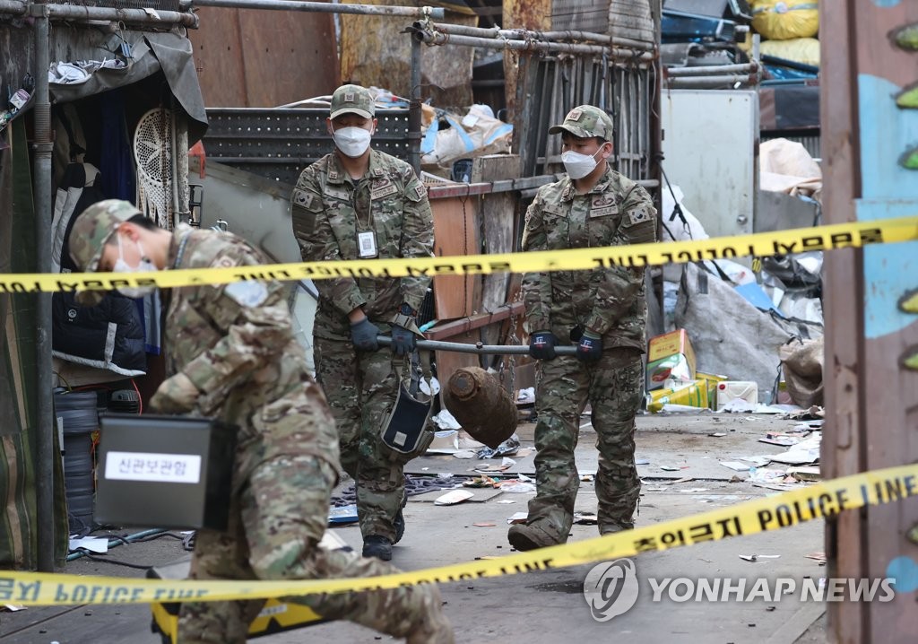 (서울=연합뉴스) 류영석 기자 = 7일 오후 서울 마포구 한 고물상에 폭발물로 의심되는 철제 물품이 발견됐다는 신고가 들어와 군 폭발물 처리반(EOD)이 출동해 폭발물 의심물체를 옮기고 있다.