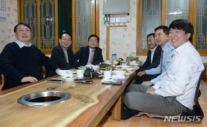 [울산=뉴시스] 이준석 국민의힘 당대표가 3일 오후 울산 울주군 언양읍 모 식당에서 윤석열 대선후보, 김기현 원내대표와 회동을 하고 있다. 2021.12.03.