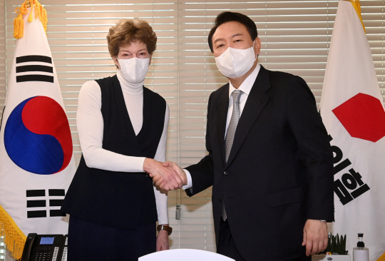 윤석열(오른쪽) 국민의힘 대선 후보가 9일 오전 서울 여의도 당사에서 캐슬린 스티븐스 전 주한미국대사를 접견하고 악수를 나누고 있다. 국회사진기자단