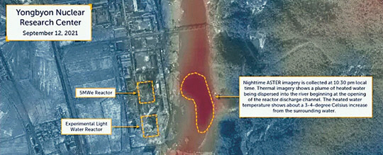 지난 9월 12일 밤 10시 30분 인공위성에 촬영된 북한 영변 핵시설의 열적외선 분석 사진. 북한이 가동한 5㎿ 원자로 냉각을 위해 사용된 용수가 방출되면서 하천의 점선 부위 온도가 3~4도 올라 붉은색으로 보인다.  전략국제문제연구소(CSIS) 북한전문사이트 ‘분단을 넘어’ 제공