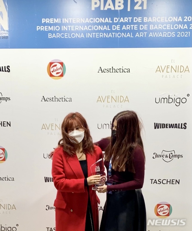 [서울=뉴시스] 가수 겸 화가 솔비(권지안)가 지난 4일 바르셀로나 국제 아트페어(이하 FIABCN)에서 진행된 ‘2021 바르셀로나 국제 예술상(이하 PIAB21)’에서 대상인 ‘그랜드 아티스트 어워드’를 받았다고 엠에이피크루가 6일 밝혔다. 솔비(왼쪽), 시상자. (사진=엠에이피크루, 갤러리치로 제공) 2021.12.09. *재판매 및 DB 금지