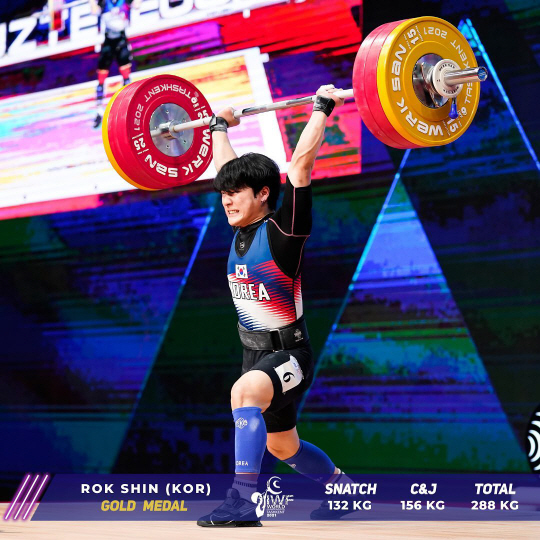 신록(고양시청)이 9일 밤(한국시간) 우즈베키스탄 타슈켄트에서 열린 세계역도선수권대회 남자 61㎏급 용상에서 힘차게 바벨을 들어 올리고 있다. 국제역도연맹 SNS