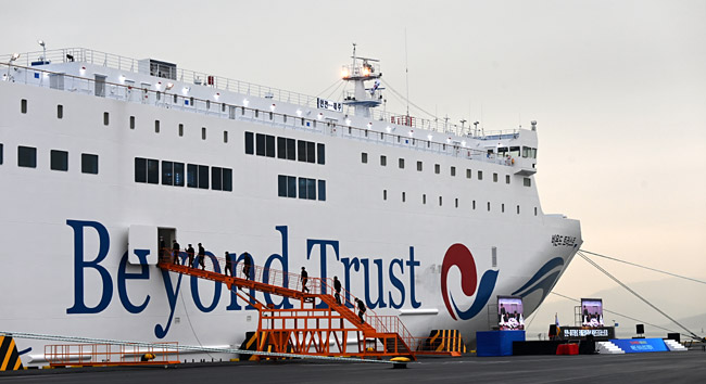 세월호 참사 이후 7년 8개월 만에 운항이 재개되는 인천∼제주 항로를 오갈 ‘비욘드 트러스트호’가 출항을 앞두고 10일 오전 인천항여객터미널에 정박해 있다.   곽성호 기자