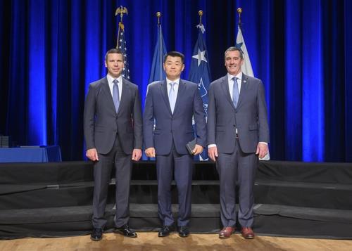 (워싱턴=연합뉴스)  백악관 비밀경호국 총책임자인 데이비드 조가 지난 2019년 국토안보부에서 우수 공직자에게 주는 금메달을 받은 뒤 기념촬영을 했다. 2021.12.9. [국토안보부 홈페이지 캡처. 재판매 및 DB 금지]