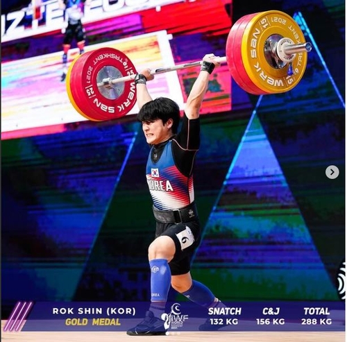 (서울=연합뉴스) 신록이 9일(현지시간) 우즈베키스탄 타슈켄트에서 열린 2021 세계역도선수권 남자 61㎏급 경기에서 바벨을 들고 있다. 이날 신록은 인상 132㎏, 용상 156㎏, 합계 288㎏을 들어 3개 부문 모두 1위에 올랐다. [국제역도연맹 인스타그램 캡처. 재판매 및 DB 금지]