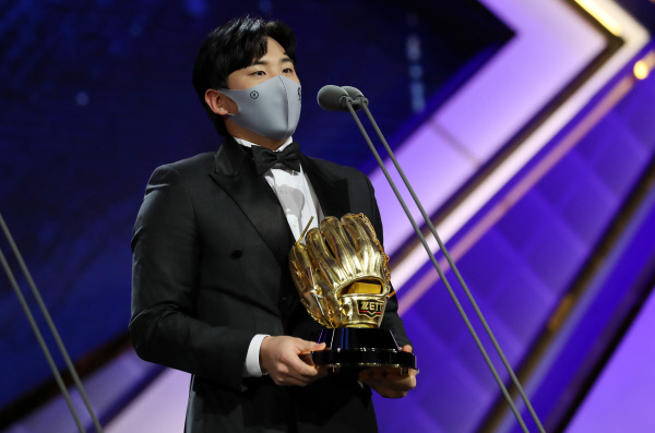 한화의 정은원이 10일 오후 서울 코엑스 오디토리움에서 열린 2021 신한은행 쏠 KBO 골든글러브 시상식에서 2루수 부문을 수상한 뒤 소감을 밝히고 있다. 뉴시스