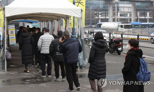 (서울=연합뉴스) 임헌정 기자 = 신종 코로나바이러스 감염증(코로나19) 확산세가 여전히 거센 가운데 주말인 11일 오전 서울 중구 서울역 코로나19 임시 선별검사소에서 시민들이 이른 시간부터 검사를 기다리고 있다. 2021.12.11