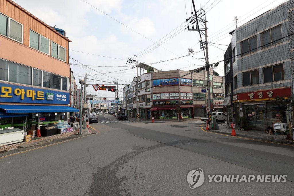 (함평=연합뉴스) 정회성 기자 = 12일 오전 전남 함평군 함평읍 시가지가 한산하다. 함평에서는 오미크론 변이 의심 확진자가 10여 명 발생하는 등 지역 내 신종 코로나바이러스 감염증(코로나19) 확산 우려가 커지고 있다. 2021.12.12