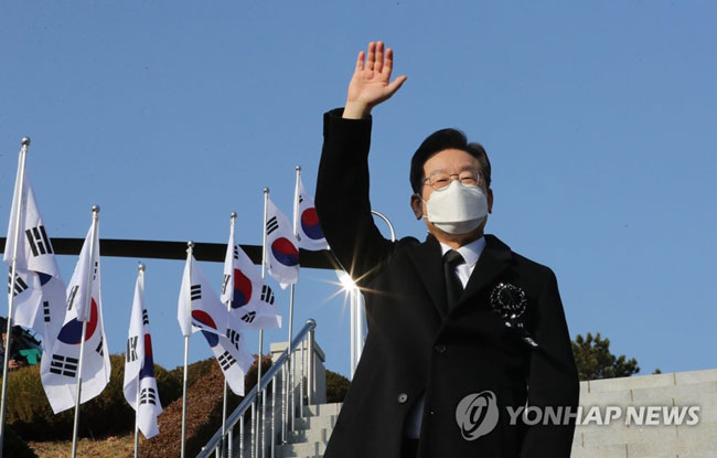 (칠곡=연합뉴스) 하사헌 기자 = 더불어민주당 이재명 대선 후보가 11일 한국전쟁 최대 격전지였던 경북 칠곡군 다부동 전적기념관 방문을 마치고 지지자들에게 손을 들어 인사하고 있다. 2021.12.11