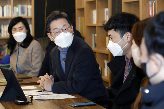 이재명(왼쪽 두번째) 더불어민주당 대선 후보가 13일 경북 성주군 별동네 작은도서관에서 상인, 주민들과 지역경제와 지역화폐에 대해 국민반상회를 하고 있다. 뉴시스