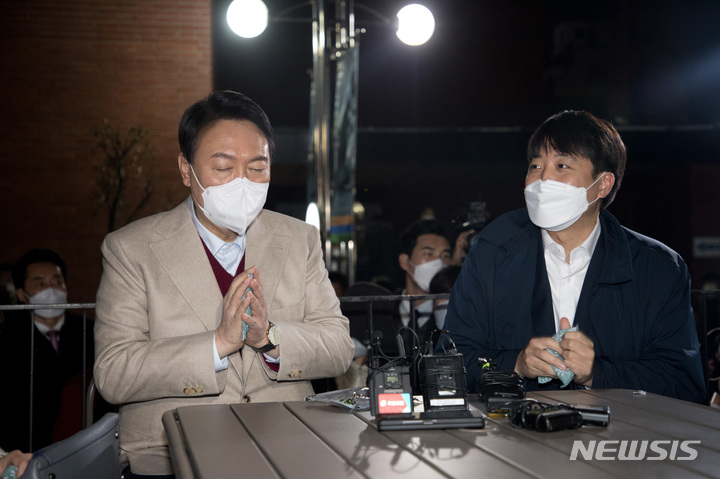 [서울=뉴시스] 국회사진기자단 = 윤석열 국민의힘 대선 후보와 이준석 대표가 8일 서울 종로구 대학로 거리에서 거리 인사 중 노천카페에서 청년예술인들과 차담회를 하고 있다. 2021.12.08.