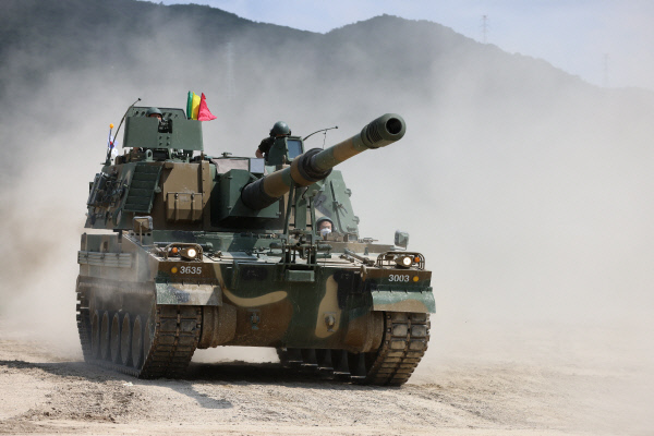 세계 7개국에 수출된 효자 명품 수출무기 K9A1 자주포 기동 모습. 한화디펜스 제공
