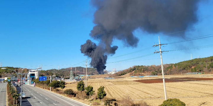 [여수=뉴시스]  13일 오후 전남 여수시 국가산업단지 내 화학제품 제조업체 탱크 로리에서 불이 나 소방당국이 진화 작업을 벌이고 있다. (사진=독자 제공) 2021.12.13.  *재판매 및 DB 금지