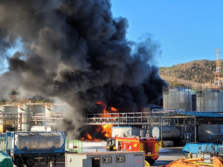 [여수=뉴시스] 석훈 기자 = 13일 오후 1시 37분께 전남 여수국가산업단지 내 석유정제업체에서 탱크 상부 작업중 폭발사고가 발생해 소방당국이 진화 작업하고 있다. (사진=독자 제공) 2021.12.13. *재판매 및 DB 금지