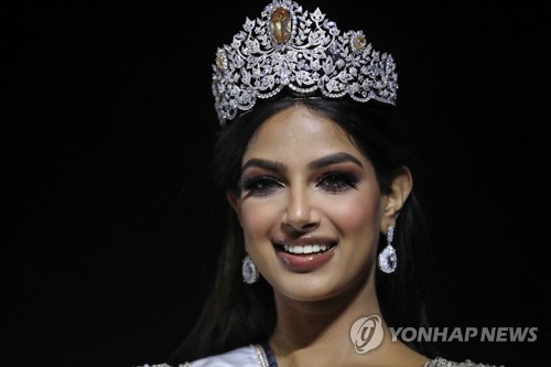 2021년 미스유니버스 우승자인 인도 출신 하르나즈 산두. [EPA 연합뉴스 자료사진. 재판매 및 DB 금지]