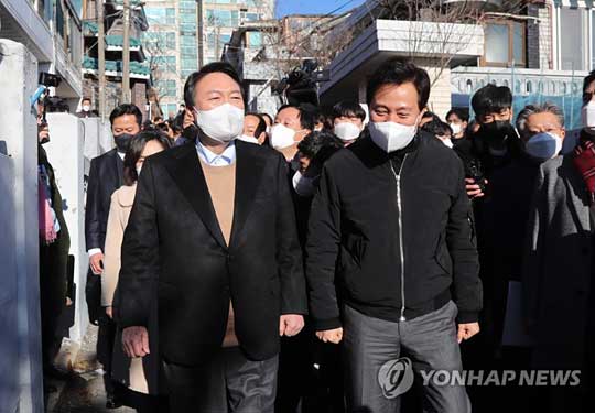 (서울=연합뉴스) 국민의힘 윤석열 대선 후보가 13일 오후 서울 강북구 미아동 미아 4-1 주택 재건축 정비구역을 찾아 오세훈 서울시장과 함께 현장을 둘러보고 있다. 2021.12.13