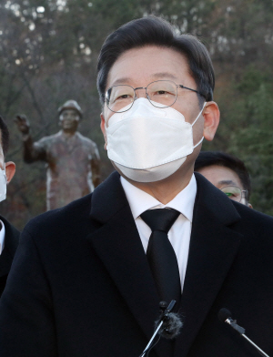 이재명 더불어민주당 대선후보가 13일 경북 포항 포스텍에 있는 박태준 전 포스코 명예회장의 동상을 찾아 고인을 추모하는 발언을 하고 있다. 포항 방문에서 만난 당 관계자가 코로나19 확진 판정을 받아 예정된 일정을 모두 취소했던 이 후보는 15일 오전 유전자증폭(PCR) 검사 결과 음성 판정을 받아 이날 오후부터 보라매병원 방문 등 활동을 재개했다. 연합뉴스