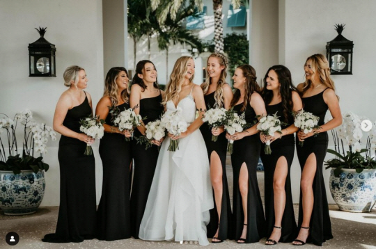 지난 12일(한국시간) 제시카 코르다의 결혼식장에서 조디 이워트 섀도프(왼쪽에서 첫 번째)와 넬리 코르다(다섯 번째), 오스틴 언스트(여섯 번째), 그리고 앨리슨 리(오른쪽) 등 LPGA투어 동료들이 참석해 기념사진을 촬영하고 있다.  넬리 코르다 SNS