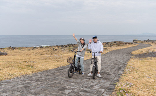 제주 마라도를 찾은 한 커플이 전기자전거를 대여해 자유롭게 섬 곳곳을 둘러보는 여행을 즐기고 있다.  서귀포시청 제공