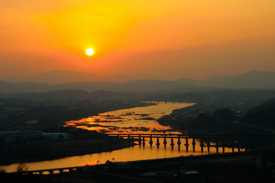 충북 충주시 동량면 지동산에 위치한 건지마을에서 내려다본 남한강 전경. 노을에 물든 강의 윤곽이 어둠 속에 뚜렷하다.  충주시청 제공
