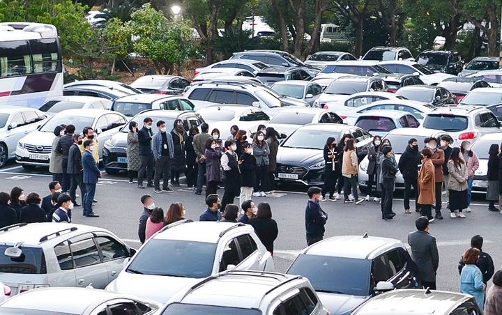 [제주=뉴시스]  제주 해역에서 진도 4.9의 지진이 발생한 지난 14일 오후 제주시 연동 제주도교육청에서 근무하는 직원들이 진동에 놀라 건물 밖으로 대피해 있다. (사진=독자제공) 2021.12.14. *재판매 및 DB 금지