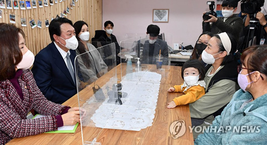 (서울=연합뉴스) 국민의힘 윤석열 대선 후보가 15일 오후 서울 성동구 가온한부모복지협의회를 찾아 회원들과 간담회를 갖고 있다. 2021.12.15 [국회사진기자단]