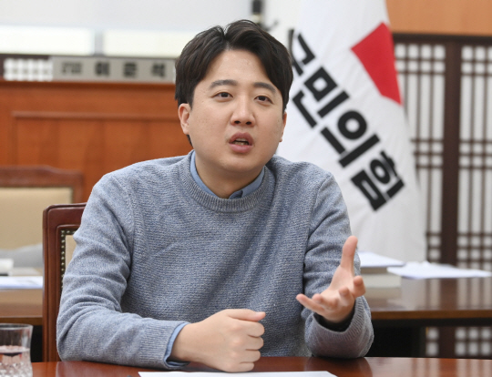 이준석 국민의힘 대표가 15일 문화일보와의 인터뷰에서 윤석열 대선 후보 배우자인 김건희 씨의 허위 이력 논란 등 대선 관련 이슈에 대해 이야기하고 있다.