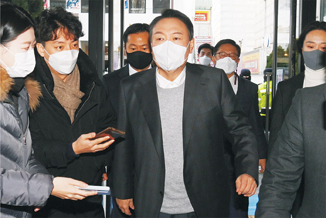 윤석열(왼쪽 세 번째) 국민의힘 대선후보가 17일 오전 기자들의 질문을 받으며 서울 여의도 당사로 출근하고 있다.   김낙중 기자