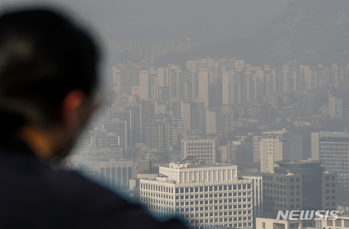 [서울=뉴시스] 강남과 서북권 아파트 실거래 가격이 7개월 만에 하락으로 전환했다. 한국부동산원이 공개한 공동주택 실거래가지수에 따르면 지난 10월 기준 서울 아파트값 실거래지수는 180.6으로, 전월 대비 0.42% 상승했지만, 강남 4구가 있는 동남권지수는 전월 대비 0.03%, 마포 등 서북권은 전월 대비 0.5% 내려갔다. 사진은 16일 오후 서울 남산에서 바라본 서울시내 아파트의 모습. 2021.12.16.