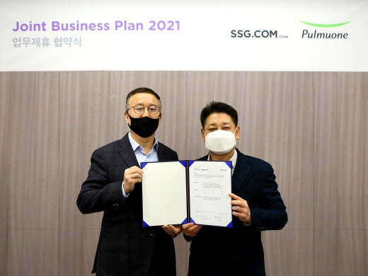 천영훈 풀무원 영업본부장(왼쪽)과 황운기 SSG닷컴 상품본부장이 업무협약 체결 후 기념사진 촬영을 하고 있다. SSG닷컴 제공.