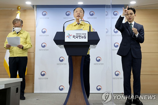 (서울=연합뉴스) 홍남기 경제부총리 겸 기획재정부 장관이 17일 오전 정부서울청사 합동브리핑실에서 방역강화 조치 시행에 따른 소상공인·자영업자 지원방안 관련 정부 합동 브리핑을 하고 있다. 2021.12.17