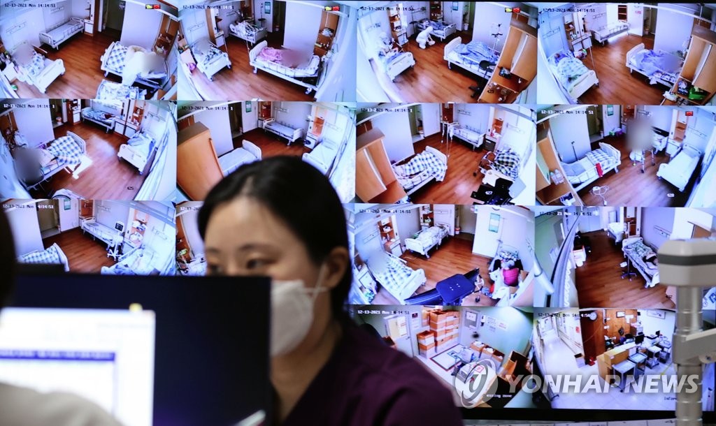 서울=연합뉴스) 13일 서울 구로구 미소들병원 치료 병동 상황실의 모니터 모습. 2021.12.13