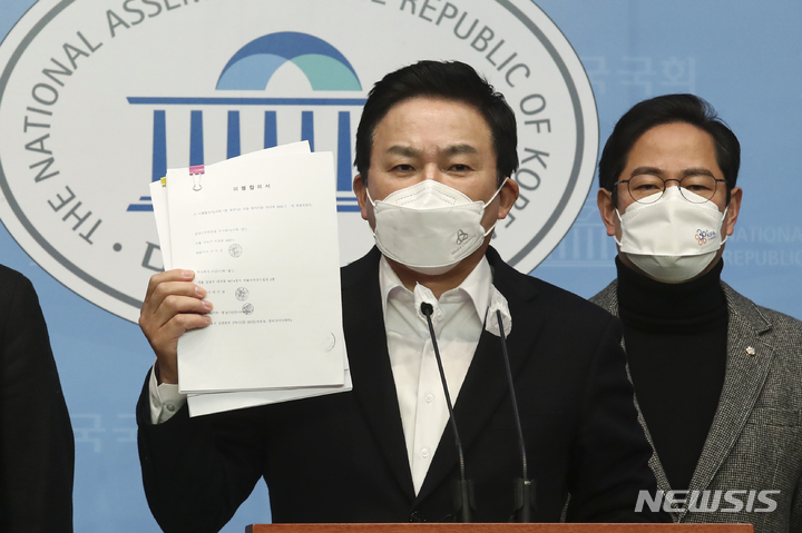 [서울=뉴시스] 원희룡 국민의힘 중앙선대위 정책총괄본부장이 16일 국회 소통관에서 대장동 관련 긴급 기자회견을 하며 대장동 의혹 관련 자료를 들어보이고 있다. (공동취재사진) 2021.12.16.