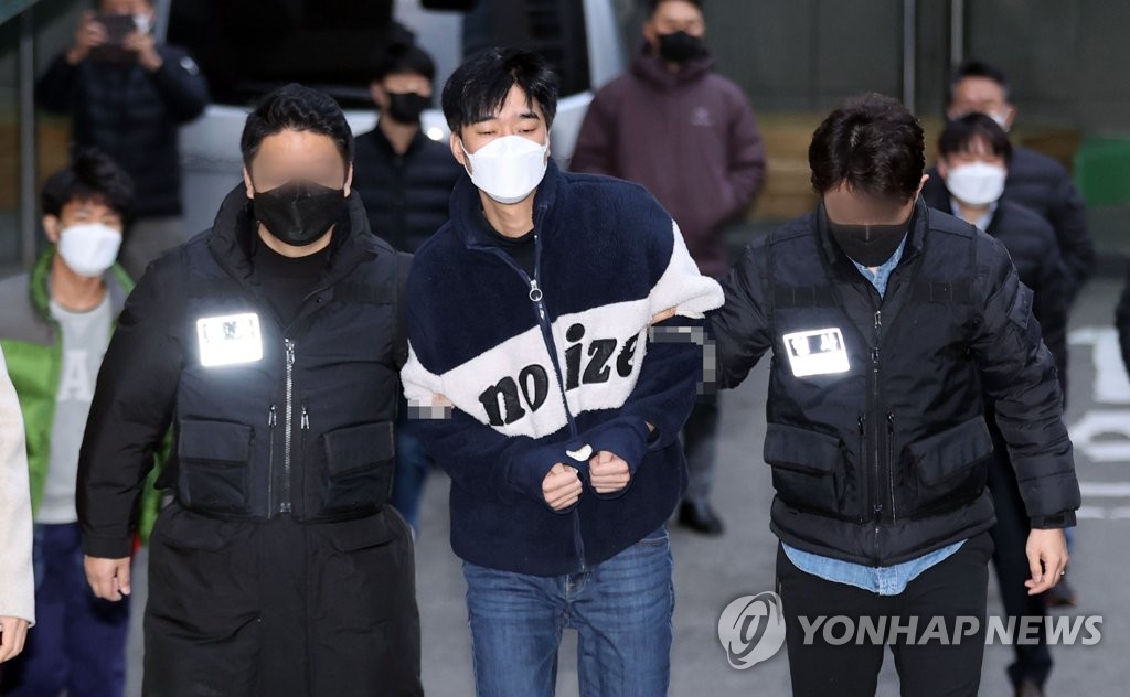 (서울=연합뉴스) 스토킹으로 경찰의 신변보호를 받던 전 여자친구를 살해한 김병찬이 29일 오전 검찰로 송치되기 위해 서울 남대문경찰서를 나서고 있다. 2021.11.29