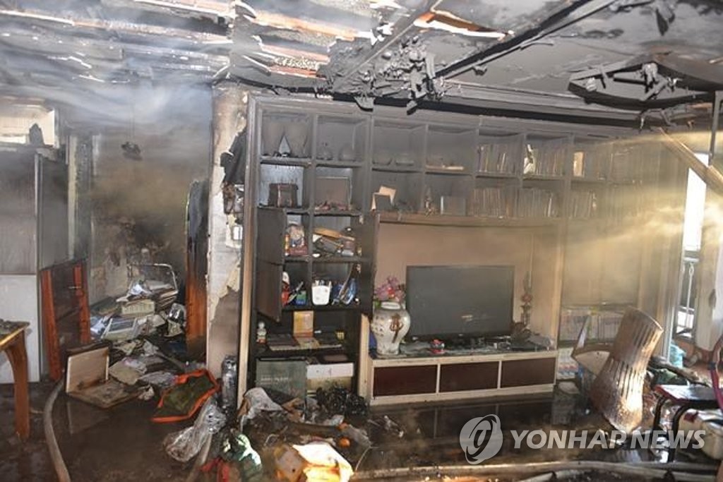 (파주=연합뉴스) 19일 오전 경기 파주시 탄현면의 한 빌라에서 불이나 노부부와 장모 등 일가족 3명이 숨졌다. 사진은 화재가 난 빌라 내부. 2021.12.19 [파주소방서 제공. 재판매 및 DB금지]