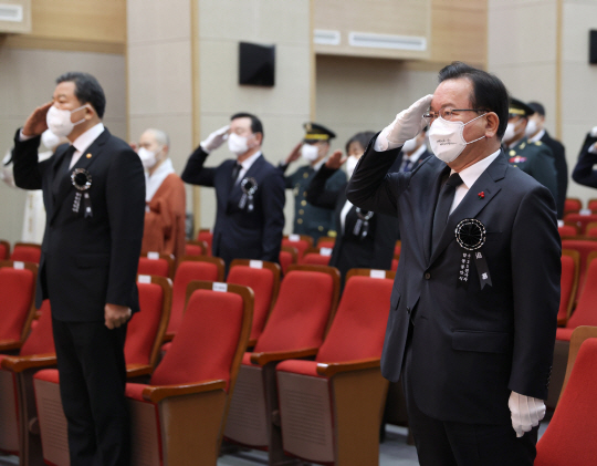 김부겸(오른쪽) 국무총리가 20일 오전 국립서울현충원 현충관에서 열린 6·25 전사자 발굴유해 합동 봉안식에서 호국용사 영현에 대한 경례를 하고 있다.  연합뉴스