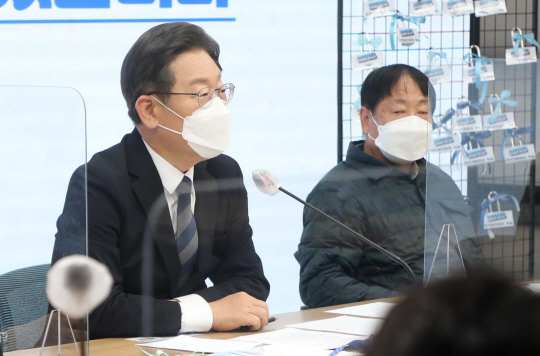 이재명(왼쪽) 더불어민주당 대선후보가 20일 오전 서울 영등포구 여의동 당사에서 전국민 선대위 ‘국가가 함께 키우겠습니다’를 개최하고 보육 정책 등을 설명하고 있다. 국회사진기자단