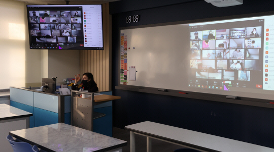 코로나19 확진자 폭증으로 수도권 모든 학교와 비수도권 과밀·과대 학교가 전면등교를 중단하고 등교수업과 원격수업을 병행하기 시작한 20일 오전 서울 동대문구 장위중학교에서 2학년 과학수업이 원격으로 진행되고 있다.