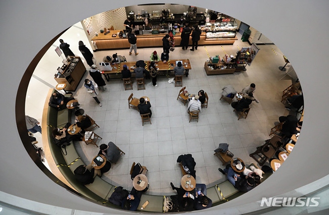 [서울=뉴시스] 권창회 기자 =사적모임 4인 제한 및 식당·카페 등의 영업시간을 오후 9시까지 제한하는 사회적 거리두기 강화 조치 시행 이튿날인 19일 오후 서울 시내 한 카페에 고객들이 4인 이하로 앉아있다. 2021.12.19.