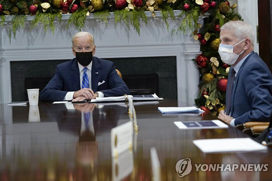 조 바이든 대통령(왼쪽)과 앤서니 파우치 소장(오른쪽) [AP 연합뉴스 자료사진. 재판매 및 DB 금지]