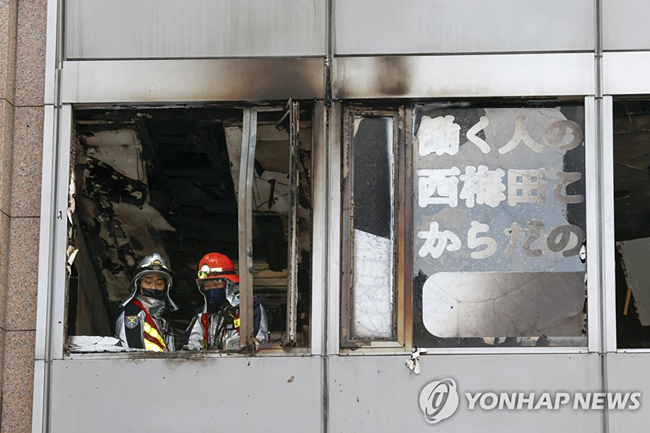(오사카 교도=연합뉴스) 17일 일본 서부 오사카 번화가의 8층 상가 건물에서 발생한 화재 현장에 소방대원들이 출동해 진화작업을 벌이고 있다. 교도통신과 NHK 등 현지 언론은 방화로 추정되는 이 불로 27명이 심폐 정지 상태라고 전했다. 2021.12.17