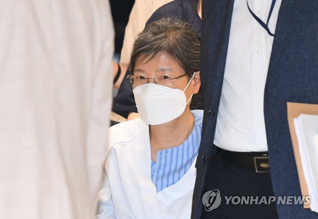서울구치소에 수감 중인 박근혜 전 대통령이 지병 치료차 입원하기 위해 지난 7월 20일 오후 서울 서초구 서울성모병원으로 들어서고 있다. 2021.7.20 [연합뉴스 자료사진]